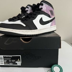 Air Jordan 1 MID SE, black/Bleached Coral/White. Size US 8.5/UK 7.5/BR 40